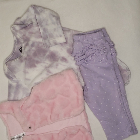 𝅺5/$30 BUNDLE Fleece Heart Vest, Tye Die Onesie and Ruffle Tights - Picture 3 of 4